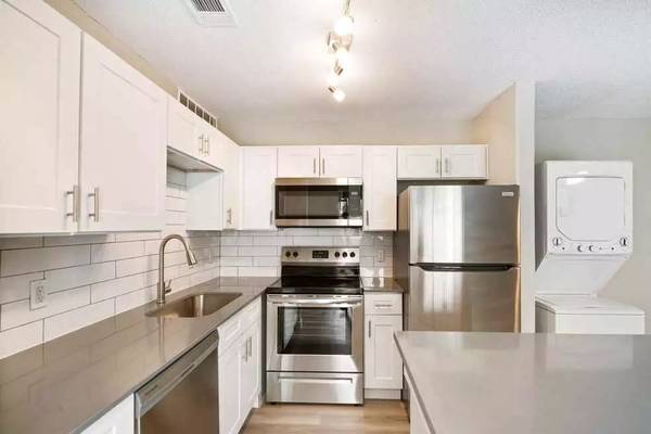 $1,010 / 1br - 652ft2 - Come home to Tides on Oakland Hills! Washer/dryer in unit. Tour today! (Fort Worth - Fort Worth Water Gardens)63796257234563122