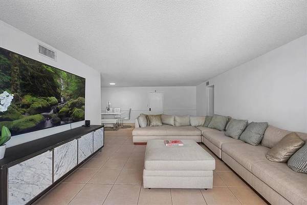 $3,950 / 2br - 1476ft2 - CHEAPEST SEASONAL RENTAL ON PALM BEACH ISLAND (Palm Beach)63813161842435121