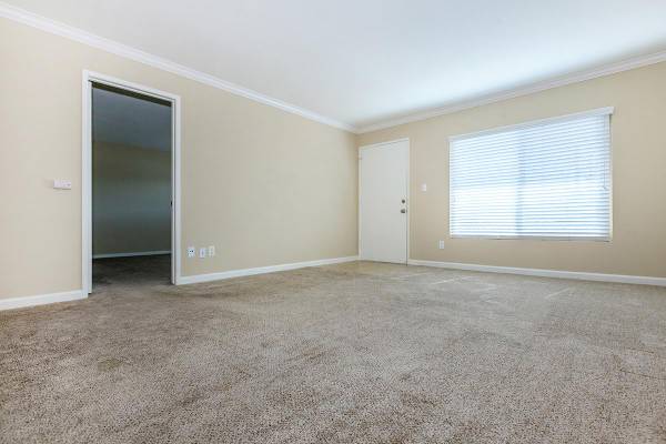 $1,925 / 2br - Fresno Terrace! Spacious 2x1 Upstairs Corner Unit! Laundry Room! (San Diego)63998601371650123