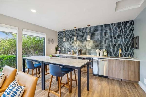 $3,859 / 1br - 832ft2 - In-Unit Washer/Dryer, Fireplace, Tennis Courts (mill valley)63880013108227122