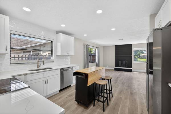 $3,650 / 3br - 1865ft2 - Beautifully Renovated 3 bed Lake View Home ~ Fenced in Backyard (Wellington - 33414*)64049276244099123