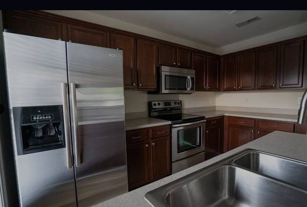 $950 / 3br - 1013ft2 - 950 a month Mid - October (Greensboro)64027443927555124