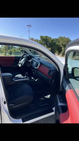2019 Toyota Tacoma SR5 4wd 59 mil millas - $31,00063442352711937122