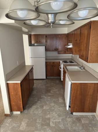 $1,225 / 1br - $1,225 / 1br - 786ft Habitación abajo ¡LISTO PARA MOVERSE!63672564776451123