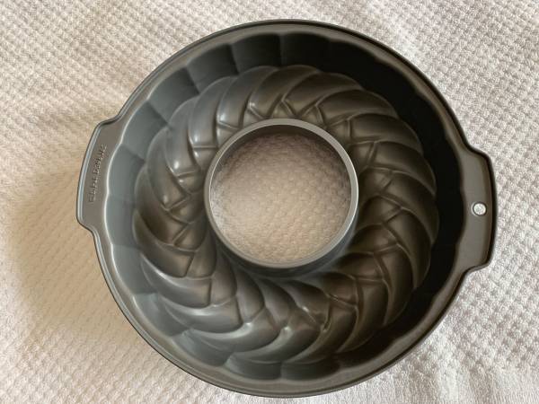 New - Non Stick Bundt Pan 1