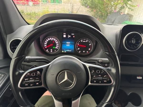 Furgoneta Mercedes Sprinter 2500 de techo alto completamente cargada, año 2021 - $42,500 (Medford)63470619871617124
