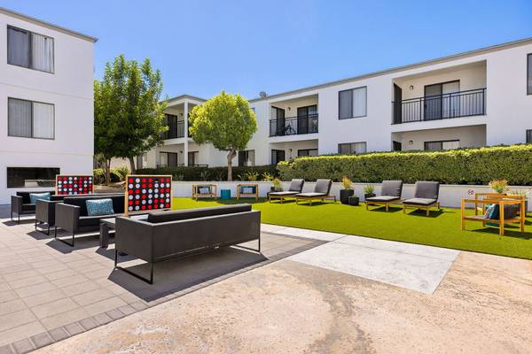 $2,750 / 2br - 1070ft2 - Gated 2Bed/2Bath in Canoga Park with Controlled Access - 2 Spots! (21031 Parthenia St, Canoga Park, CA)63912983795842120