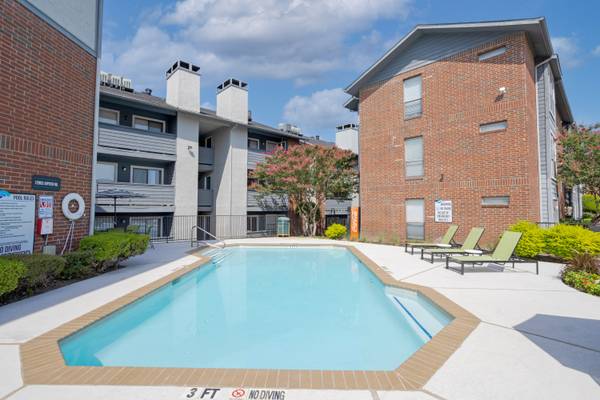 $1,045 / 1hab - 531 pies² - Pisos estilo madera dura, servicios en línea, chimenea de ladrillo (12993 Jupiter Rd, Dallas, TX)63846410033667124