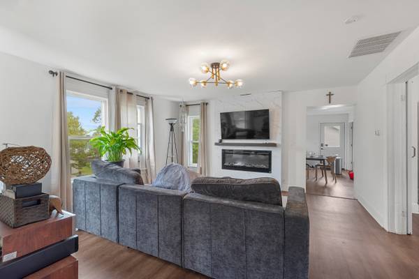 $1,200 / 2br - 2BR Upper Apartment Near Lake Michigan – $1200/mo, In-Unit Laundry (Sheboygan)63813311711489120