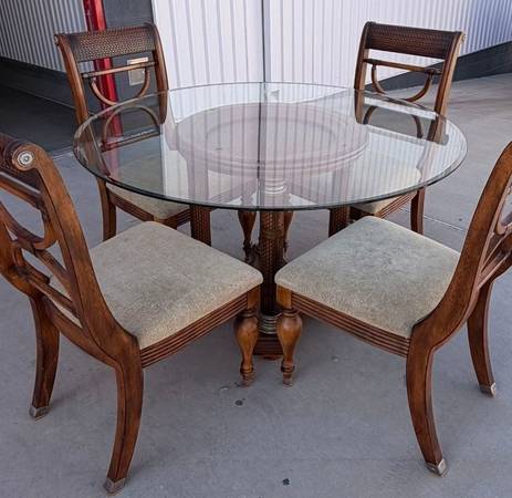 Beautiful Dining Table With 5 Gorgeous Comfortable Chairs! 1