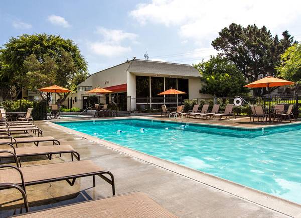 $2,200 / 1br - Large Laundry Center & Updated Floors! | Oceanside Blvd 1 Bed (Oceanside)64037046334978123