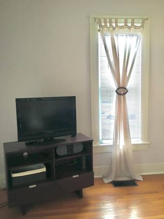 $2,200 / 2br - 1350ft2 - CHILL OUT CHARM in a "DOWNTOWN" Dallas house (Old East Dallas)63796304327811122