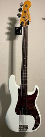 Fender Squier Classic Vibe 60’s Precision Bass 1