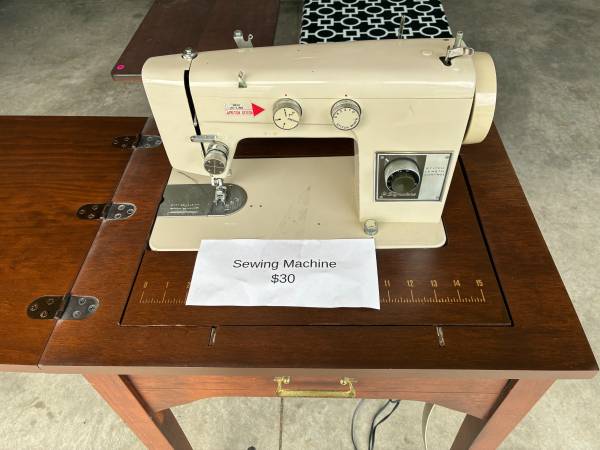 Signature Sewing Machine w/ Cabinet 1