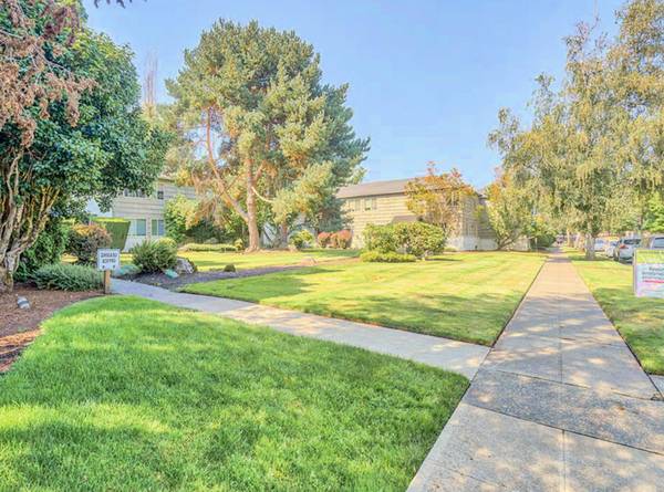 $1,350 / 1br - SPECIAL - $300 OFF - Hardwood Flooring - Close to Multiple Parks (Hawthorne District)63841708476801124