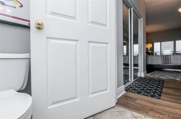 $1,355 / 1br - 987ft2 - Amazing bedroom with updated bath. (Jeffersonville, IN)64008825832323120