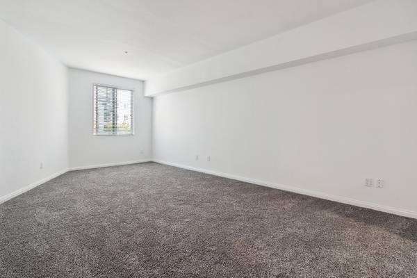 $3,305 / 2br - 1075ft2 - Conference Room, Media Room, Central Heating & A/C63845976296579122