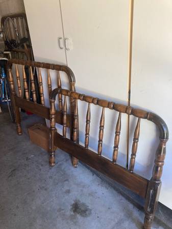 twin bed, Jenny Lind style 1