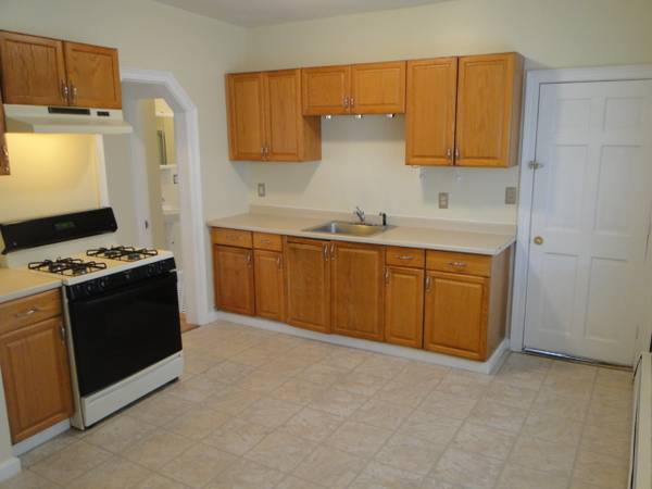 $3,000 / 3br - 900ft2 - 3 bedroom avail now or Oct. 1st.  3min walk to Green Line (Ball Sq.) (Somerville/Medford)63699393066883121