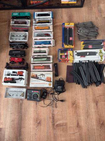 HO Scale Train Collection – 5 Locomotives, 10+ Cars, Bachmann Crane, Track, Tr 1