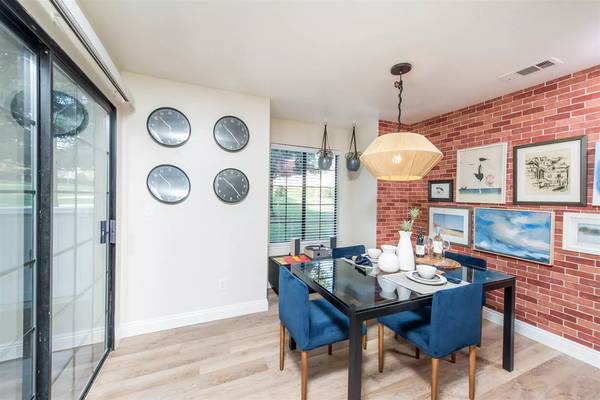 $1,795 / 1br - 818ft2 - Don't miss this great deal! Gorgeous light-filled lofts! 818 Sq ft! (Fresno - Fresno)63798509472513122