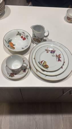 Evesham Royal Worcester China Dinnerware 1