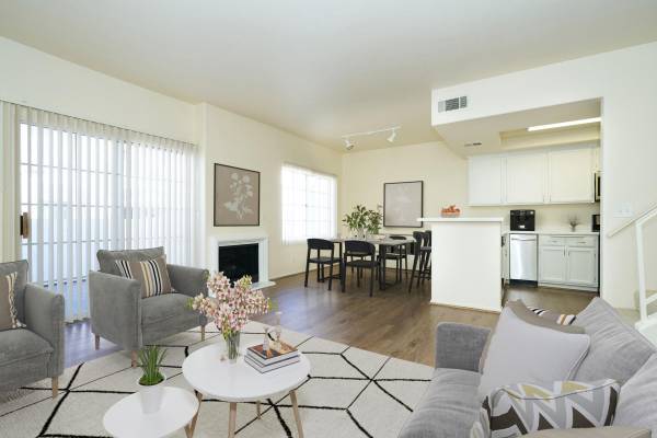 $3,559 / 2br - 1176ft2 - Woodland Hills CA, 2/BD 2.5/BA, Chimenea acogedora de gas (22219 Summit Vue Lane, Woodland Hills, CA)63701034932225123