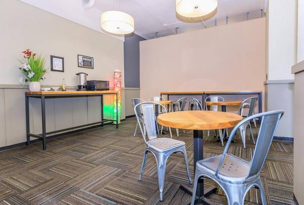 $720 / 385ft2 - Walking distance to Creighton University, On city bus route (Downtown Omaha)63681606136707123