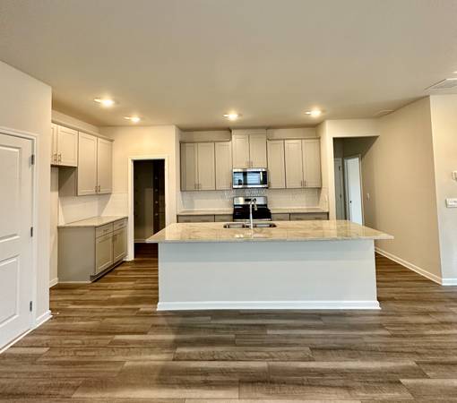 $1,000 / 140ft2 - Room for Rent (Duluth)64045869439233123