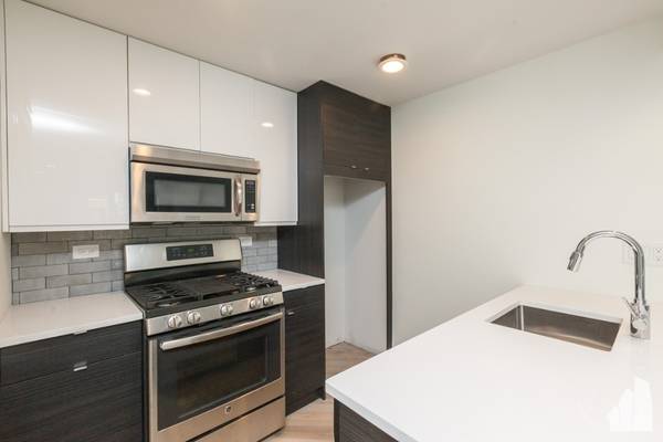 $2,550 / 1br - Fun Time Wrigleyville Location.  1BD Loft Style Apt.  W/D in Unit! (Lakeview)63781441750273124