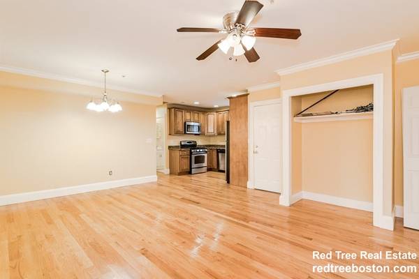 $3,150 / 2br - Wonderful 2 bed 2 bath in JP w/ laundry in unit, parking included!! (Jamaica Plain)63802072764161122