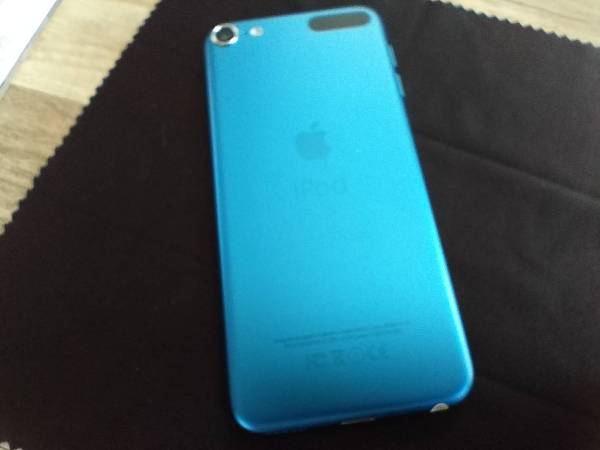 Apple iPod Touch 6th Generation 32GB & Bose SoundDock III - Like