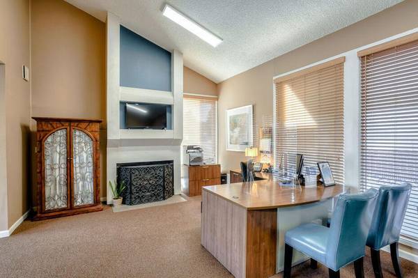 $1,375 / 2br - 840ft2 - Pool Views, Pet Friendly up to 60 lbs., Spectacular Mountain Views (Vista Grande)63658161965953124
