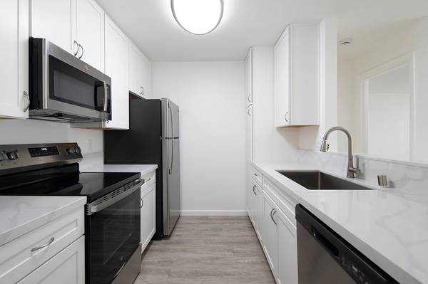 $2,995 / 2br - 965ft2 - Available 2Bd 2 Bth/ Ready To Move In Today! 2 Assigned Parking Spaces (San Diego)64037043423489122