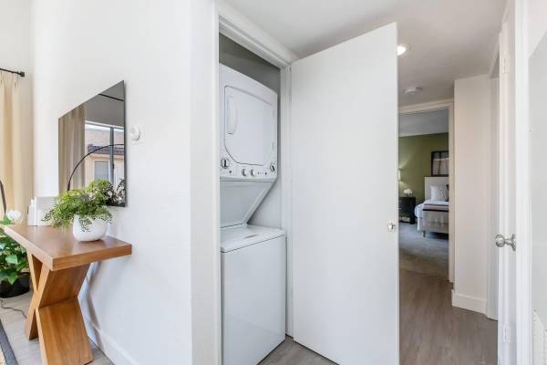 $2,499 / 2br - 860ft2 - Spacious Walk In Closets, Located in Canyon Country, 2bd 2ba (18414 W. Jakes Way, Canyon Country, CA)63818753554561122