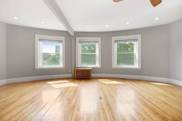 $4,500 / 2br - Prime in Brookline – Heat & Hot Water & Parking Incl. - Available Now (Brookline)64167984168578124