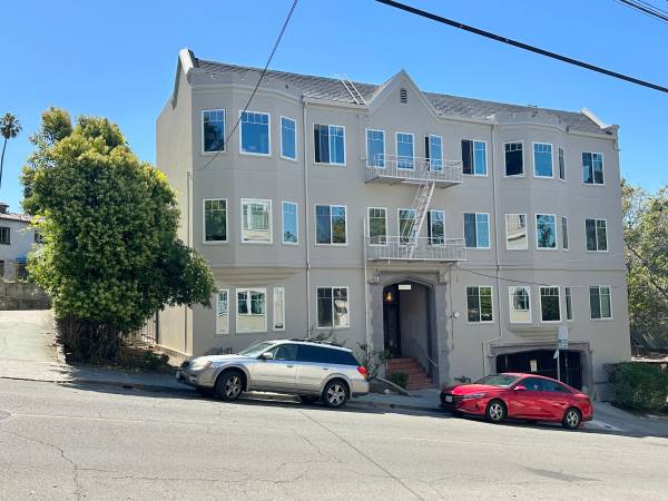 Great Location 1/2 block north of UC Campus. 1