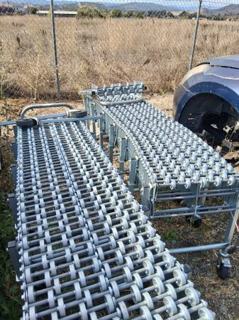 Flexible conveyor with wheels 1