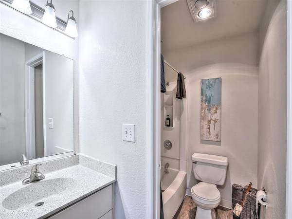 $2,650 / 2br - 901ft2 - Armarios Grandes, Lavavajillas, Área de Barbacoa/Comedor al Aire Libre, 2 Piscinas (hayward / castro valley)63682832137987124