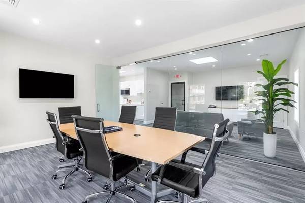 $3,000 / 1800ft2 - Gorgeous Renovated Office Space in East Somerville-Close to T/Highway (Somerville, Sullivan Sq)63699545037955123