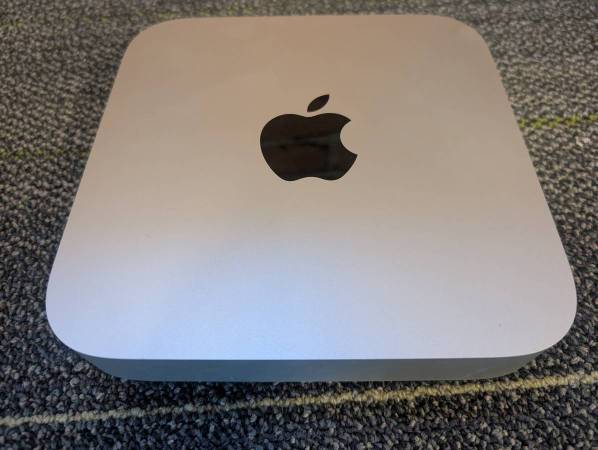 M1 Mac Mini w/ Thunderbolt Display, Magic Keyboard and Mouse 1