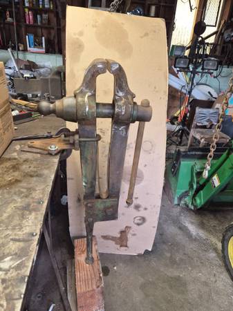 Blacksmith 7 inch postvise 1