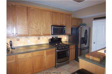 $3,595 / 3br - 2512ft2 - Amplio adosado de 4 niveles con garaje para 2 coches, a pasos del metro Forest Glen63822604528129121