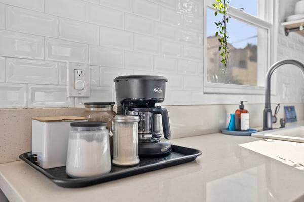 $4450.00 / 2br - 1232ft2 - Charming Top Floor in North Park63932990438018124