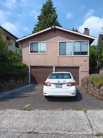$4,200 / 4br - 2400ft2 - GREENLAKE/MAPLE LEAF  4 BR  3 BA  Split level house for rent!!! (Greenlake/Maple Leaf/ Seattle/ Roosevelt/ U-District/)63659582404483120