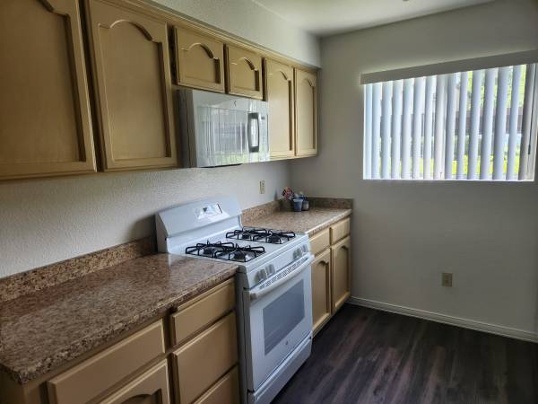 $1,835 / 2br - 1000ft2 - Downstairs two bedroom (Hilltop Drive)63972530819458122