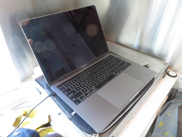 APPLE MACBOOK PRO -AS NEW-WITH TOUCH BAR- 2.4 GHZ 1