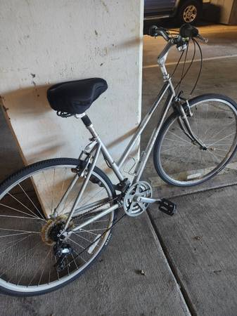 Trek 700 Multitrack Hybrid Comfort Bike 1