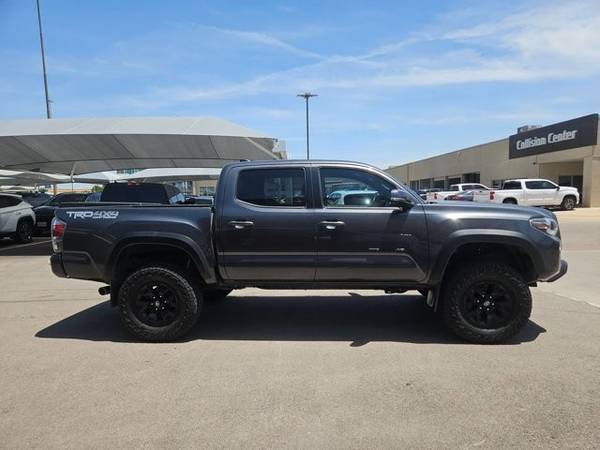 2022 Toyota Tacoma 4WD 4x4 Camioneta TRD Off Road Cabina Doble - $31,991 (Llame al *(817) 562-6858* para confirmar disponibilidad al instante)63485326343683123