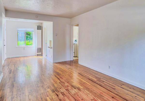 $1,650 / 2br - $300 SAVINGS NOW | Large Closets + On-site Laundry Facilities (Hawthorne District)63999452429571121